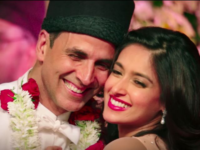 Based on some real events, Akshay Kumar is back with a suspense thriller Rustom. Let's check out some 5 reasons to watch this movie. RUSTOM review,RUSTOM movie review,Akshay Kumar,Ileana D'Cruz,5 reason to watch RUSTOM,RUSTOM movie,Bollywood movie RUSTOM