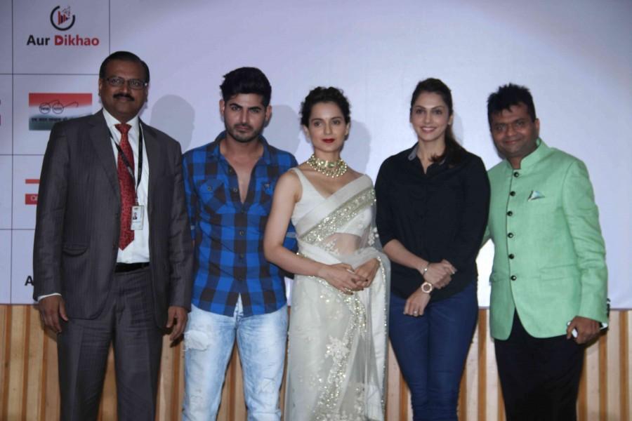 Bollywood actress Kangana Ranaut promotes Swachh Bharat campaign. Kangana Ranaut,Kangana Ranaut promotes Swachh Bharat campaign,Swachh Bharat campaign,actress Kangana Ranaut,Kangana Ranaut latest pics,Kangana Ranaut latest images,Kangana Ranaut latest photos,Kangana Ranaut latest stills,Kangana Ranaut latest pictures