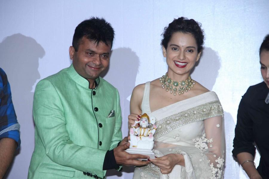 Bollywood actress Kangana Ranaut promotes Swachh Bharat campaign. Kangana Ranaut,Kangana Ranaut promotes Swachh Bharat campaign,Swachh Bharat campaign,actress Kangana Ranaut,Kangana Ranaut latest pics,Kangana Ranaut latest images,Kangana Ranaut latest photos,Kangana Ranaut latest stills,Kangana Ranaut latest pictures