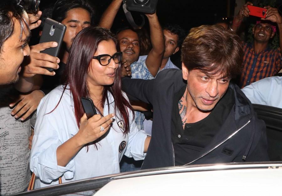 Bollywood actor Shahrukh Khan snapped outside Shankar Mahadevan studio. Shahrukh Khan,Shahrukh Khan at Shankar Mahadevan studio,Shankar Mahadevan,Shankar Mahadevan studio,SRK,actor Shahrukh Khan,Shahrukh Khan latest pics,Shahrukh Khan latest images,Shahrukh Khan latest photos,Shahrukh Khan latest stills,Shahrukh Khan latest p