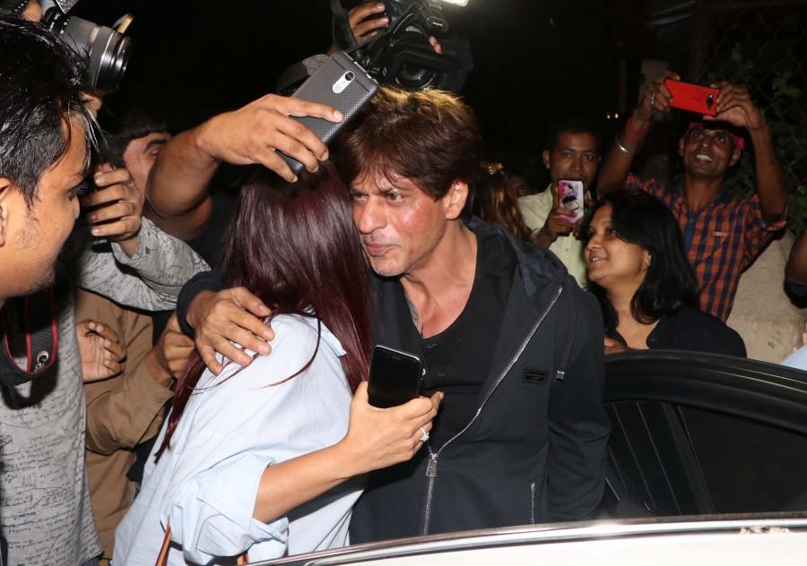 Bollywood actor Shahrukh Khan snapped outside Shankar Mahadevan studio. Shahrukh Khan,Shahrukh Khan at Shankar Mahadevan studio,Shankar Mahadevan,Shankar Mahadevan studio,SRK,actor Shahrukh Khan,Shahrukh Khan latest pics,Shahrukh Khan latest images,Shahrukh Khan latest photos,Shahrukh Khan latest stills,Shahrukh Khan latest p
