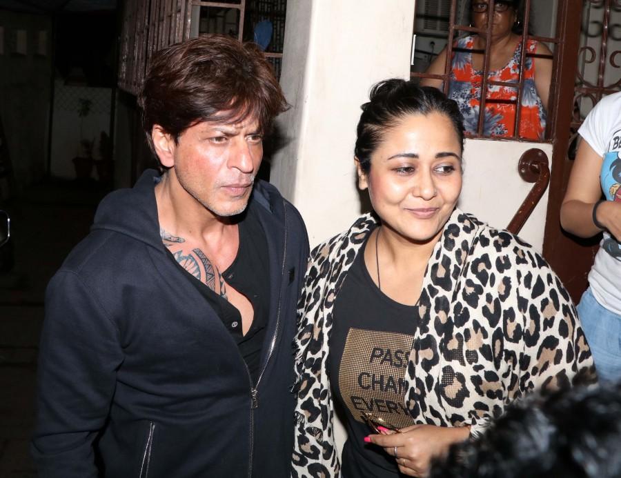 Bollywood actor Shahrukh Khan snapped outside Shankar Mahadevan studio. Shahrukh Khan,Shahrukh Khan at Shankar Mahadevan studio,Shankar Mahadevan,Shankar Mahadevan studio,SRK,actor Shahrukh Khan,Shahrukh Khan latest pics,Shahrukh Khan latest images,Shahrukh Khan latest photos,Shahrukh Khan latest stills,Shahrukh Khan latest p