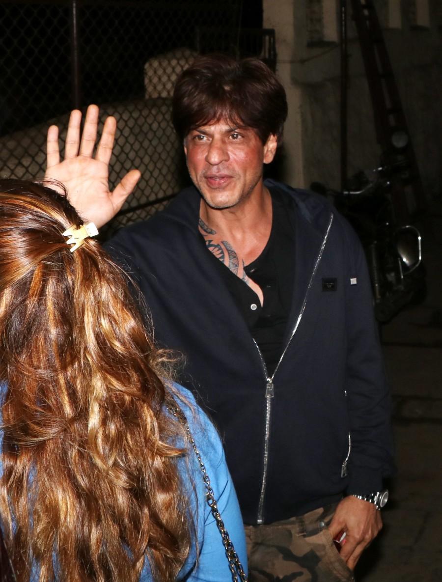 Bollywood actor Shahrukh Khan snapped outside Shankar Mahadevan studio. Shahrukh Khan,Shahrukh Khan at Shankar Mahadevan studio,Shankar Mahadevan,Shankar Mahadevan studio,SRK,actor Shahrukh Khan,Shahrukh Khan latest pics,Shahrukh Khan latest images,Shahrukh Khan latest photos,Shahrukh Khan latest stills,Shahrukh Khan latest p
