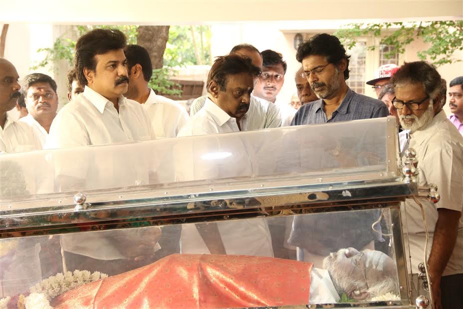 Celebs like Vijayakanth, Latha Rajnikanth, Bala, Ilaiyaraaja, Vishal, Pasupathy, Sasikumar, Udhayanidhi Stalin, Prabhu, Rama Rajan, Seeman, Aadhav Kannadhasan, Director Mahendran, comedy actor Senthil, Gangai Amaran, Premgi, Nithin Sathya, EVKS Elangovan, Pandiarajan, Karthik Subbaraj, Venkat Prabhu, T Rajendar, Suriya, Karthi, Sivakumar, Goundamani at Panchu Arunachalam Funeral. Panchu Arunachalam,Panchu Arunachalam Funeral,panchu arunachalam dies,Panchu Arunachalam death,Vijayakanth,Latha Rajnikanth,Ilaiyaraaja,Vishal,Suriya,Karthi,Sivakumar,Goundamani