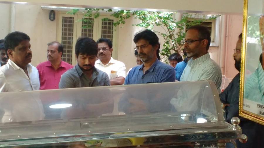 Celebs like Vijayakanth, Latha Rajnikanth, Bala, Ilaiyaraaja, Vishal, Pasupathy, Sasikumar, Udhayanidhi Stalin, Prabhu, Rama Rajan, Seeman, Aadhav Kannadhasan, Director Mahendran, comedy actor Senthil, Gangai Amaran, Premgi, Nithin Sathya, EVKS Elangovan, Pandiarajan, Karthik Subbaraj, Venkat Prabhu, T Rajendar, Suriya, Karthi, Sivakumar, Goundamani at Panchu Arunachalam Funeral. Panchu Arunachalam,Panchu Arunachalam Funeral,panchu arunachalam dies,Panchu Arunachalam death,Vijayakanth,Latha Rajnikanth,Ilaiyaraaja,Vishal,Suriya,Karthi,Sivakumar,Goundamani