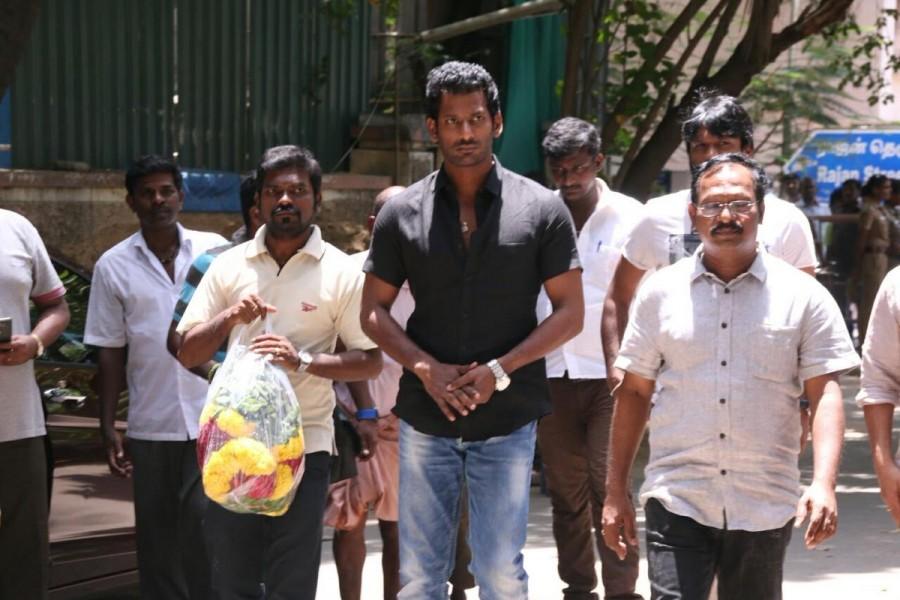 Celebs like Vijayakanth, Latha Rajnikanth, Bala, Ilaiyaraaja, Vishal, Pasupathy, Sasikumar, Udhayanidhi Stalin, Prabhu, Rama Rajan, Seeman, Aadhav Kannadhasan, Director Mahendran, comedy actor Senthil, Gangai Amaran, Premgi, Nithin Sathya, EVKS Elangovan, Pandiarajan, Karthik Subbaraj, Venkat Prabhu, T Rajendar, Suriya, Karthi, Sivakumar, Goundamani at Panchu Arunachalam Funeral. Panchu Arunachalam,Panchu Arunachalam Funeral,panchu arunachalam dies,Panchu Arunachalam death,Vijayakanth,Latha Rajnikanth,Ilaiyaraaja,Vishal,Suriya,Karthi,Sivakumar,Goundamani
