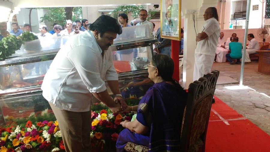 Celebs like Vijayakanth, Latha Rajnikanth, Bala, Ilaiyaraaja, Vishal, Pasupathy, Sasikumar, Udhayanidhi Stalin, Prabhu, Rama Rajan, Seeman, Aadhav Kannadhasan, Director Mahendran, comedy actor Senthil, Gangai Amaran, Premgi, Nithin Sathya, EVKS Elangovan, Pandiarajan, Karthik Subbaraj, Venkat Prabhu, T Rajendar, Suriya, Karthi, Sivakumar, Goundamani at Panchu Arunachalam Funeral. Panchu Arunachalam,Panchu Arunachalam Funeral,panchu arunachalam dies,Panchu Arunachalam death,Vijayakanth,Latha Rajnikanth,Ilaiyaraaja,Vishal,Suriya,Karthi,Sivakumar,Goundamani