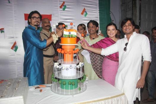 Independence day celebrations on the sets of Ek Maa Jo Laakhon Ke Liye Bani 'Amma'