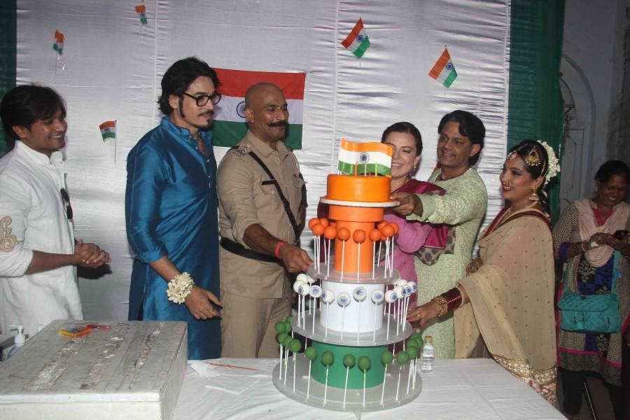 Independence day celebrations on the sets of Ek Maa Jo Laakhon Ke Liye Bani 'Amma' Independence day,Independence day celebrations,Independence day 2016,70th independence day,Ek Maa Jo Laakhon Ke Liye Bani,Amma,Amma TV series