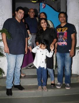 Last night Bollywood actress Vidya Balan with her hubby Siddarth Roy Kapoor spotted at Olive restaurant in Bandra