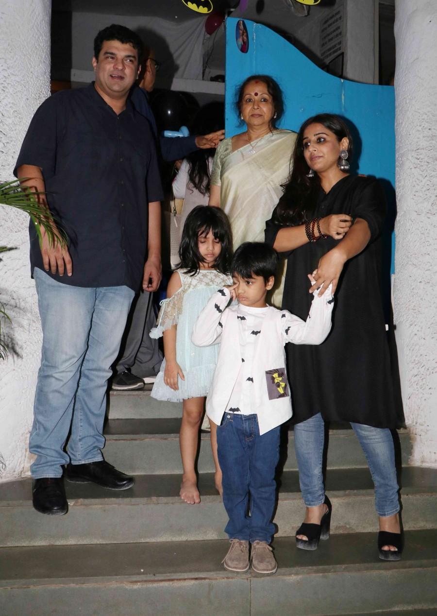 Last night Bollywood actress Vidya Balan with her hubby Siddarth Roy Kapoor spotted at Olive restaurant in Bandra Vidya Balan,Siddarth Roy Kapoor,Vidya Balan and Siddarth Roy Kapoor,Vidya Balan at Olive restaurant,Siddarth Roy Kapoor at Olive restaurant,actress Vidya Balan,Vidya Balan pics,Vidya Balan images,Vidya Balan photos,Vidya Balan pictures