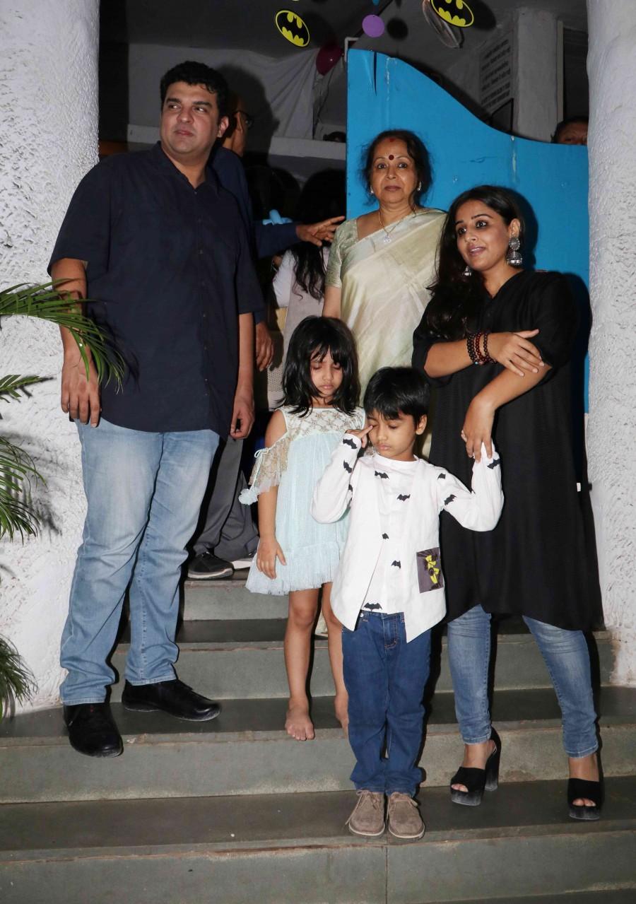 Last night Bollywood actress Vidya Balan with her hubby Siddarth Roy Kapoor spotted at Olive restaurant in Bandra Vidya Balan,Siddarth Roy Kapoor,Vidya Balan and Siddarth Roy Kapoor,Vidya Balan at Olive restaurant,Siddarth Roy Kapoor at Olive restaurant,actress Vidya Balan,Vidya Balan pics,Vidya Balan images,Vidya Balan photos,Vidya Balan pictures