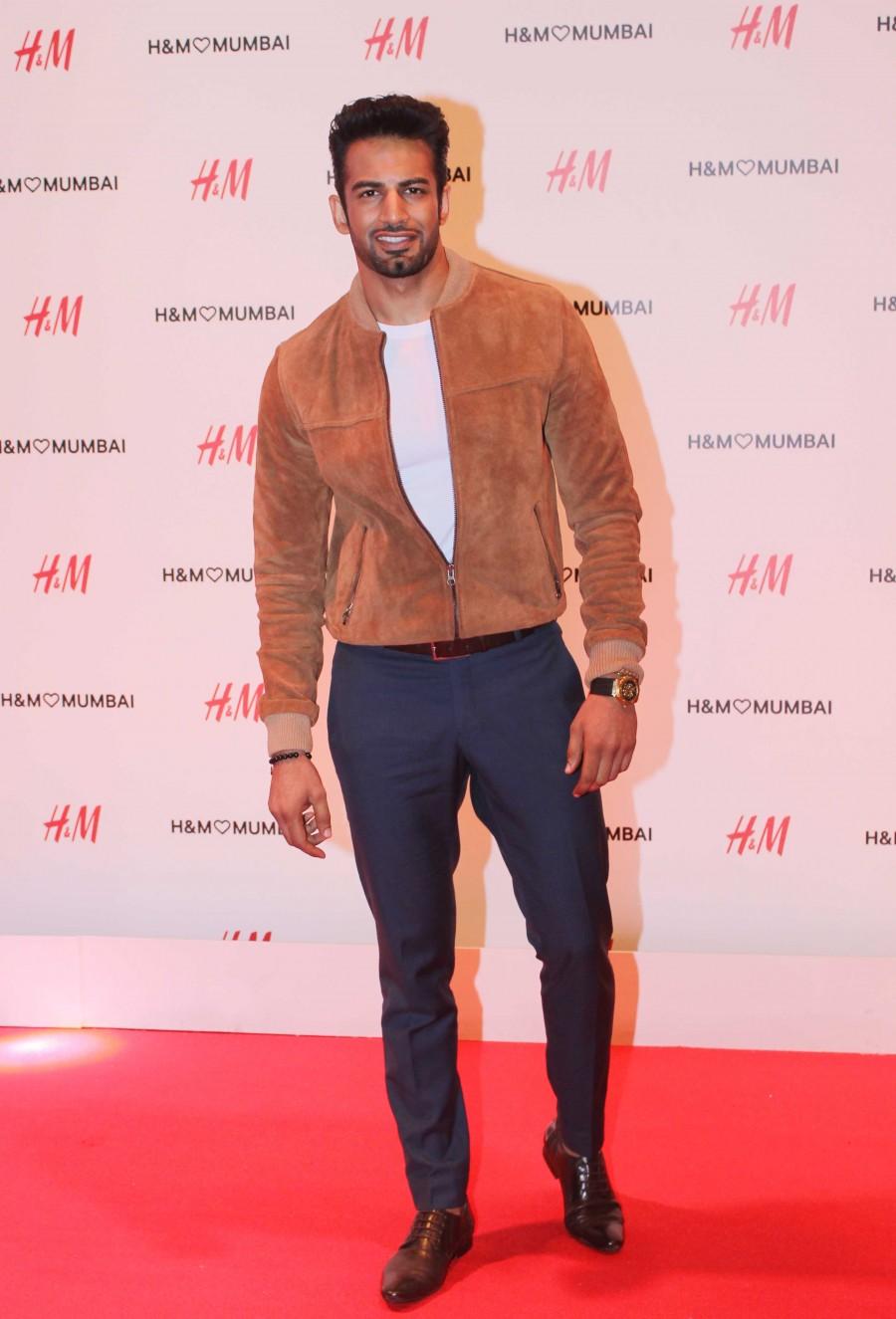 Celebs like Ranbir Kapoor, Sonal Chauhan, Gauahar Khan, Sarah Jane Dias, Nargis Fakhri, Divya Khosla Kumar, Nishka Lulla, Vishal Kaushal, Upen Patel, Mugdha Godse, Rahul Dev, Waluscha De Sousa, Anushka Manchanda, Natasa Stankovic, Sapna Pabbi, Manasi Scott, Sona Mohapatra, Aditi Gowitrikar, Mouni Roy, Karishma Tanna, Shruti Seth, Amyra Dastur, Ragini Khanna, Neelam Singh, Ronit Roy, Aalia Ebrahim, Pooja Bedi, Ameet Gaurr, Ritu Shivpuri, Ruslaan Mumtaz, Karan Tacker, Nandita Mahtani, DJ Aqeel, Siddhanth Kapoor, Rohit Roy, Indraneil Sengupta, Hanif Hilal, Nisha Jamwal, Sayani Gupta, Bharat Takhtani, Akshay Oberoi, Vijender Singh, Narendra Kumar Ahmed, Armaan Malik, Sonnalli Seygall and others grace H&M's store launch in Mumbai. H&M's store launch,Ranbir Kapoor,Sonal Chauhan,Gauahar Khan,Sarah Jane Dias,Nargis Fakhri,Divya Khosla Kumar,Nishka Lulla,Vishal Kaushal,Upen Patel,Mugdha Godse,H&M's store launch pics,H&M's store launch images,H&M's st