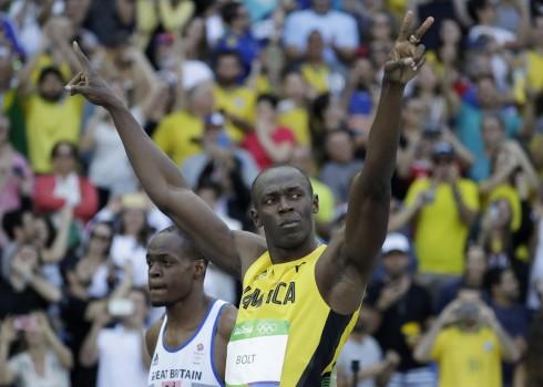 Two-time reigning sprint champion Usain Bolt won his qualifying heat in the men's 100 metres easily at the Rio Olympics here on Saturday.