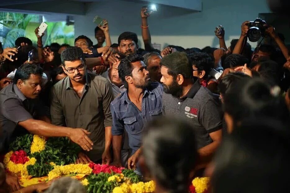National Award winning lyricist Na Muthukumar died here on Sunday due to jaundice, a source said. He was 41. Tamil celebs like Vijay, Jayam Ravi, Krishna Kulasekaran, Sasikumar, Nassar and Pasupathy as well as filmmakers Bhagyaraj, Atlee, Perarasu, Vetrimaaran and Vasanth paid tributes to the lyricist. Na Muthukumar,Vijay,Sivakarthikeyan,Jayam Ravi,last respect to Na Muthukumar,Na Muthukumar death,Tamil lyricist Na Muthukumar,na muthukumar dies of jaundice,na muthukumar dead fans reaction,Na Muthukumar pics,Na Muthukumar images