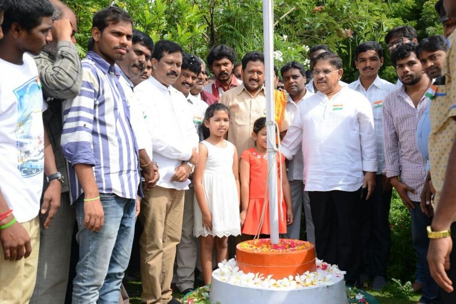 70th Independence Day: Allu Arjun, Mohanlal, Allu Aravind and other celebs hoist Indian Flag. 70th Independence Day,70th Independence Day celebrations,Independence Day,Independence Day celebrations,Allu Arjun,Mohanlal,Allu Arjun hoist Indian Flag,Mohanlal hoist Indian Flag,Indian Flag