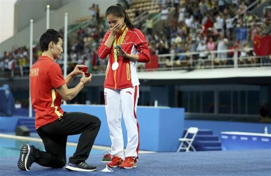 Chinese swimmer He Zi was surprised by a marriage proposal from her boyfriend and fellow diver Qin Kai after receiving her women's 3 metre springboard silver medal at the Rio Olympics.