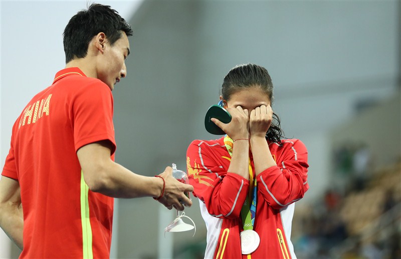 Chinese swimmer He Zi was surprised by a marriage proposal from her boyfriend and fellow diver Qin Kai after receiving her women's 3 metre springboard silver medal at the Rio Olympics. Rio Olympics 2016,Rio Olympics,Qin Kai,swimmer He Zi,He Zi,He Zi accepts marriage proposal,He Zi accepts Qin Kai,Rio Olympics pics,Rio Olympics images,Rio Olympics photos,Rio Olympics stills,Rio Olympics pictures