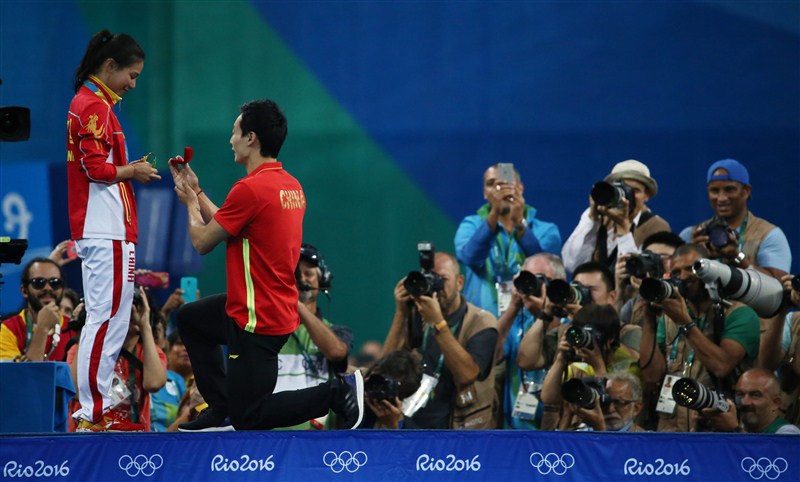 Chinese swimmer He Zi was surprised by a marriage proposal from her boyfriend and fellow diver Qin Kai after receiving her women's 3 metre springboard silver medal at the Rio Olympics. Rio Olympics 2016,Rio Olympics,Qin Kai,swimmer He Zi,He Zi,He Zi accepts marriage proposal,He Zi accepts Qin Kai,Rio Olympics pics,Rio Olympics images,Rio Olympics photos,Rio Olympics stills,Rio Olympics pictures