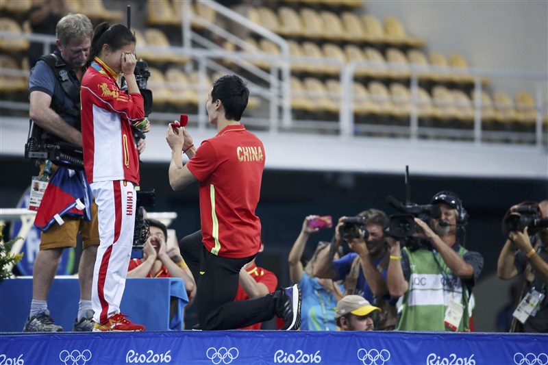 Chinese swimmer He Zi was surprised by a marriage proposal from her boyfriend and fellow diver Qin Kai after receiving her women's 3 metre springboard silver medal at the Rio Olympics. Rio Olympics 2016,Rio Olympics,Qin Kai,swimmer He Zi,He Zi,He Zi accepts marriage proposal,He Zi accepts Qin Kai,Rio Olympics pics,Rio Olympics images,Rio Olympics photos,Rio Olympics stills,Rio Olympics pictures