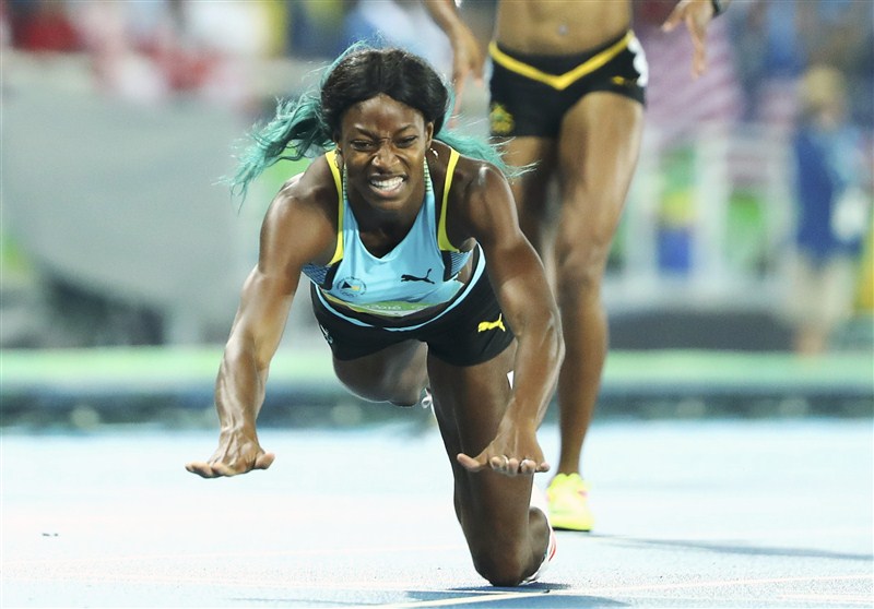 Shaunae Miller of the Bahamas launched herself over the finishing line to beat Allyson Felix to the women's Olympic 400 meters gold medal. Shaunae Miller,Shaunae Miller dives for 400m gold,Shaunae Miller 400m gold,Shaunae Miller gets gold,Olympic 400 meters gold medal,gold medal,Rio Olympics 2016,Rio Olympics winner