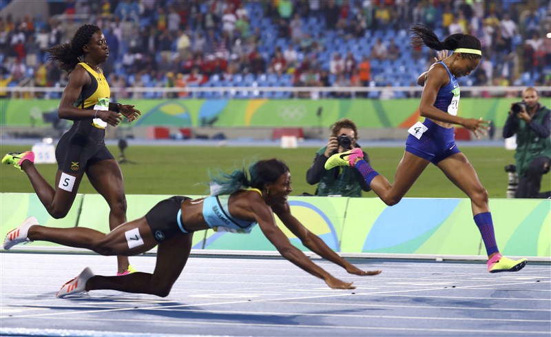 Shaunae Miller of the Bahamas launched herself over the finishing line to beat Allyson Felix to the women's Olympic 400 meters gold medal. Shaunae Miller,Shaunae Miller dives for 400m gold,Shaunae Miller 400m gold,Shaunae Miller gets gold,Olympic 400 meters gold medal,gold medal,Rio Olympics 2016,Rio Olympics winner
