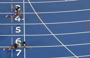 Shaunae Miller,Shaunae Miller dives for 400m gold,Shaunae Miller 400m gold,Shaunae Miller gets gold,Olympic 400 meters gold medal,gold medal,Rio Olympics 2016,Rio Olympics winner