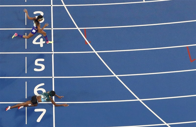 Shaunae Miller of the Bahamas launched herself over the finishing line to beat Allyson Felix to the women's Olympic 400 meters gold medal. Shaunae Miller,Shaunae Miller dives for 400m gold,Shaunae Miller 400m gold,Shaunae Miller gets gold,Olympic 400 meters gold medal,gold medal,Rio Olympics 2016,Rio Olympics winner