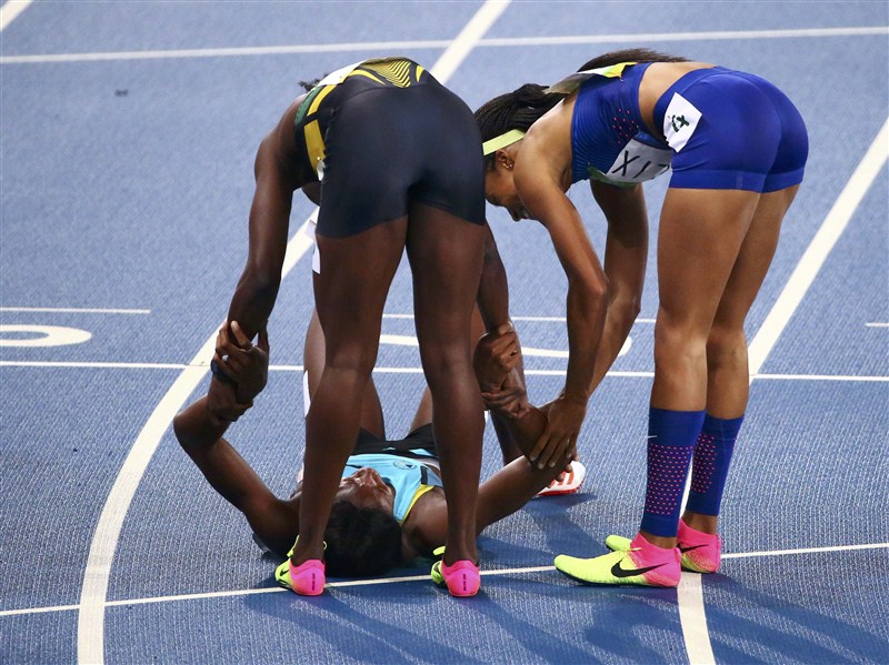 Shaunae Miller of the Bahamas launched herself over the finishing line to beat Allyson Felix to the women's Olympic 400 meters gold medal. Shaunae Miller,Shaunae Miller dives for 400m gold,Shaunae Miller 400m gold,Shaunae Miller gets gold,Olympic 400 meters gold medal,gold medal,Rio Olympics 2016,Rio Olympics winner