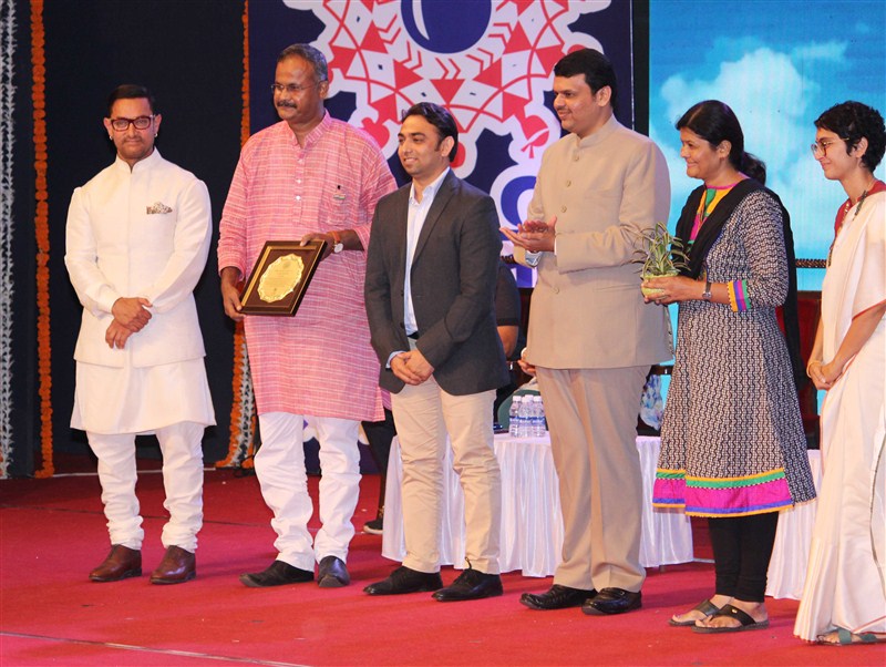 Bolywood actor Aamir Khan at Satyamev Jayate Water Cup awards 2016. Aamir Khan,Satyamev Jayate,Satyamev Jayate Water Cup awards 2016,Satyamev Jayate Water Cup awards,Aamir Khan at Satyamev Jayate Water Cup awards,actor Aamir Khan,Aamir Khan latest pics,Aamir Khan latest images,Aamir Khan latest photos,Aamir Khan latest st