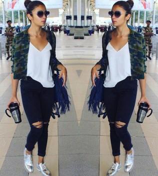 Off late we have spotted the B-Town girls, Alia Bhatt, Shraddha Kapoor and Kriti Sanon in their favourite Black Ripped Jeans.