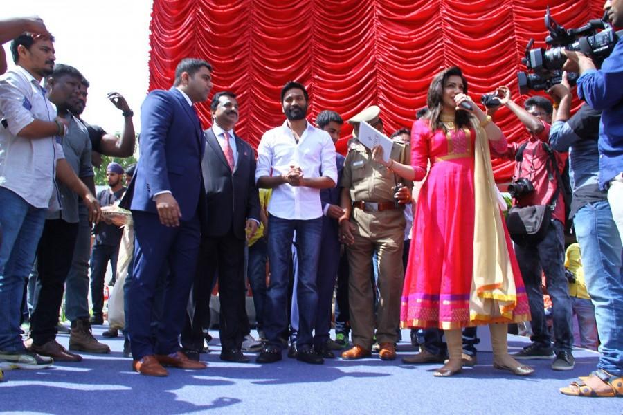 South Indian actor Dhanush inaugurates Prince Jewellery showroom in Coimbatore. Dhanush,Dhanush inaugurates Prince Jewellery showroom,Dhanush in Coimbatore,Kodi actor Dhanush,Dhanush latest pics,Dhanush latest images,Dhanush latest photos,Dhanush latest stills,Dhanush latest pictures
