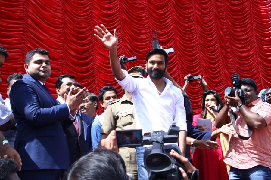 South Indian actor Dhanush inaugurates Prince Jewellery showroom in Coimbatore. Dhanush,Dhanush inaugurates Prince Jewellery showroom,Dhanush in Coimbatore,Kodi actor Dhanush,Dhanush latest pics,Dhanush latest images,Dhanush latest photos,Dhanush latest stills,Dhanush latest pictures