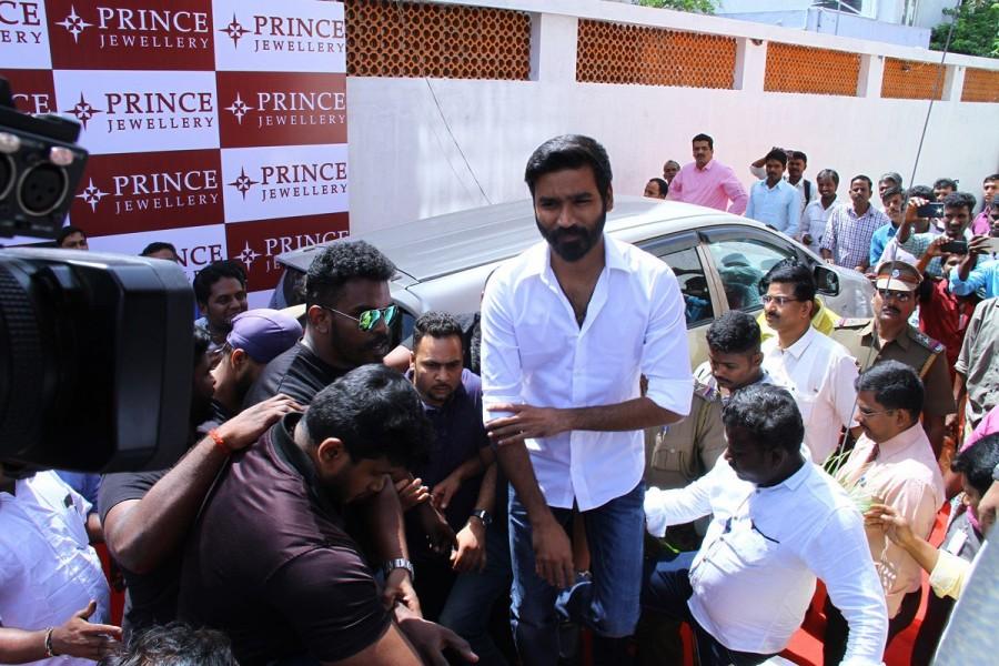 South Indian actor Dhanush inaugurates Prince Jewellery showroom in Coimbatore. Dhanush,Dhanush inaugurates Prince Jewellery showroom,Dhanush in Coimbatore,Kodi actor Dhanush,Dhanush latest pics,Dhanush latest images,Dhanush latest photos,Dhanush latest stills,Dhanush latest pictures