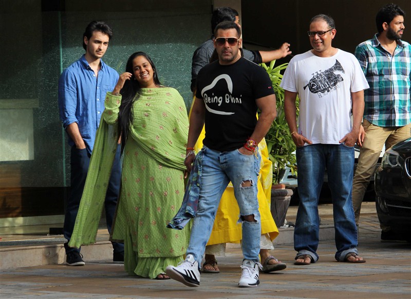 Bollywood actor Salman Khan's family was seen together to celebrate Raksha Bandhan at Salman's sister Alvira's residence in Mumbai. Arpita and Alvira Khan tied Rakhi to their beloved Bhai. Salman Khan,Salman Khan celebrates Raksha Bandhan,Iulia Vantur,Salman Khan girl friend Iulia Vantur,Khan-daan,Being Bhai