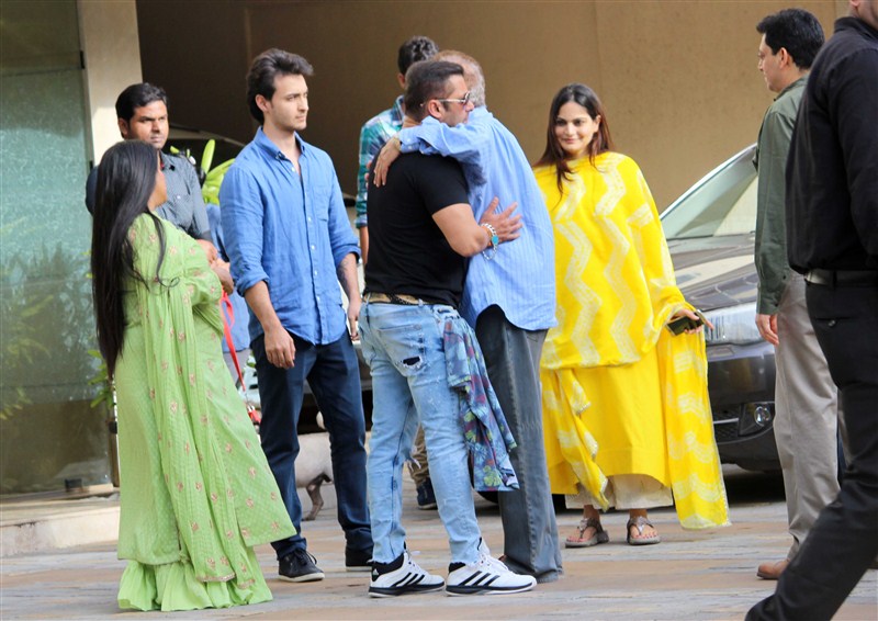 Bollywood actor Salman Khan's family was seen together to celebrate Raksha Bandhan at Salman's sister Alvira's residence in Mumbai. Arpita and Alvira Khan tied Rakhi to their beloved Bhai. Salman Khan,Salman Khan celebrates Raksha Bandhan,Iulia Vantur,Salman Khan girl friend Iulia Vantur,Khan-daan,Being Bhai