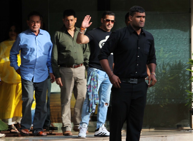 Bollywood actor Salman Khan's family was seen together to celebrate Raksha Bandhan at Salman's sister Alvira's residence in Mumbai. Arpita and Alvira Khan tied Rakhi to their beloved Bhai. Salman Khan,Salman Khan celebrates Raksha Bandhan,Iulia Vantur,Salman Khan girl friend Iulia Vantur,Khan-daan,Being Bhai