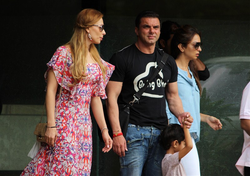 Bollywood actor Salman Khan's family was seen together to celebrate Raksha Bandhan at Salman's sister Alvira's residence in Mumbai. Arpita and Alvira Khan tied Rakhi to their beloved Bhai. Salman Khan,Salman Khan celebrates Raksha Bandhan,Iulia Vantur,Salman Khan girl friend Iulia Vantur,Khan-daan,Being Bhai