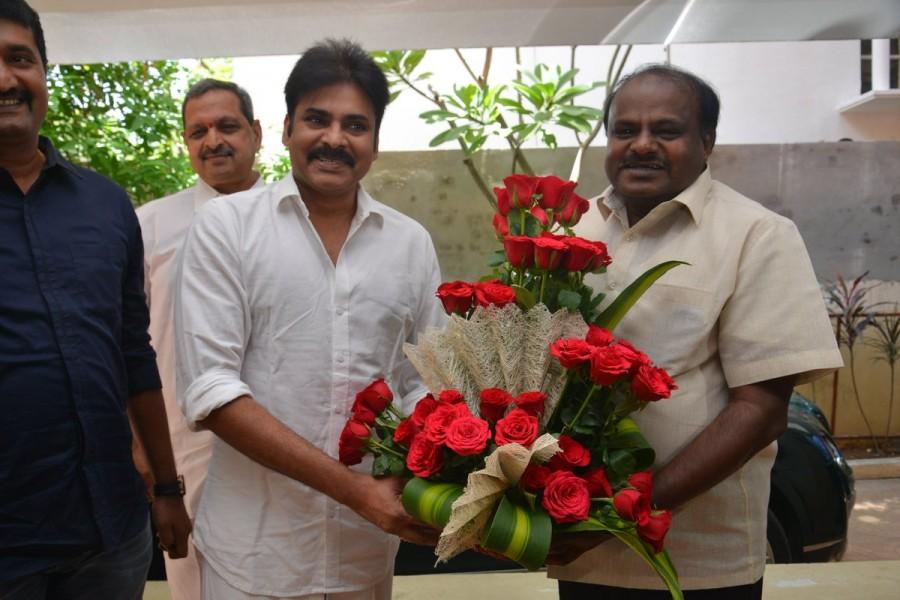 Karnataka ex CM H. D. Kumaraswamy invites power star Pawan Kalyan for his son's Jaguar Audio launch. Pawan Kalyan,H. D. Kumaraswamy,CM H. D. Kumaraswamy,power star Pawan Kalyan,Jaguar Audio launch,Jaguar Audio,Nikhil Gowda,Jaguar music launch,Jaguar,Jaguar audio,Jaguar music