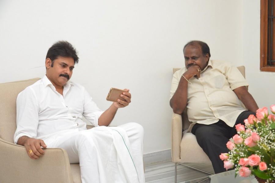 Karnataka ex CM H. D. Kumaraswamy invites power star Pawan Kalyan for his son's Jaguar Audio launch. Pawan Kalyan,H. D. Kumaraswamy,CM H. D. Kumaraswamy,power star Pawan Kalyan,Jaguar Audio launch,Jaguar Audio,Nikhil Gowda,Jaguar music launch,Jaguar,Jaguar audio,Jaguar music