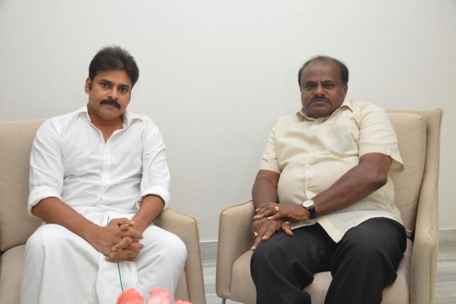 Karnataka ex CM H. D. Kumaraswamy invites power star Pawan Kalyan for his son's Jaguar Audio launch. Pawan Kalyan,H. D. Kumaraswamy,CM H. D. Kumaraswamy,power star Pawan Kalyan,Jaguar Audio launch,Jaguar Audio,Nikhil Gowda,Jaguar music launch,Jaguar,Jaguar audio,Jaguar music