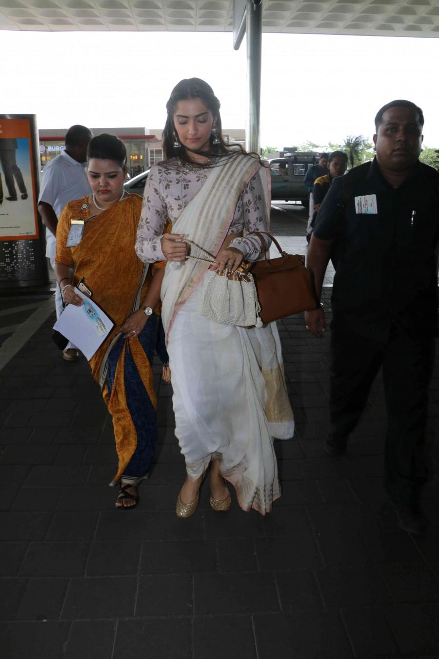 Bollywood actress Sonakshi Sinha promotes her upcoming movie 'Akira' on 'Savdhaan India' Sets. Sonakshi Sinha,Sonakshi Sinha promotes Akira,Akira promotions,Akira movie promotions,Akira on Savdhaan India Sets,Savdhaan India,Savdhaan India on the sets,Sonakshi Sinha pics,Sonakshi Sinha images,Sonakshi Sinha photos,Sonakshi Sinha stills