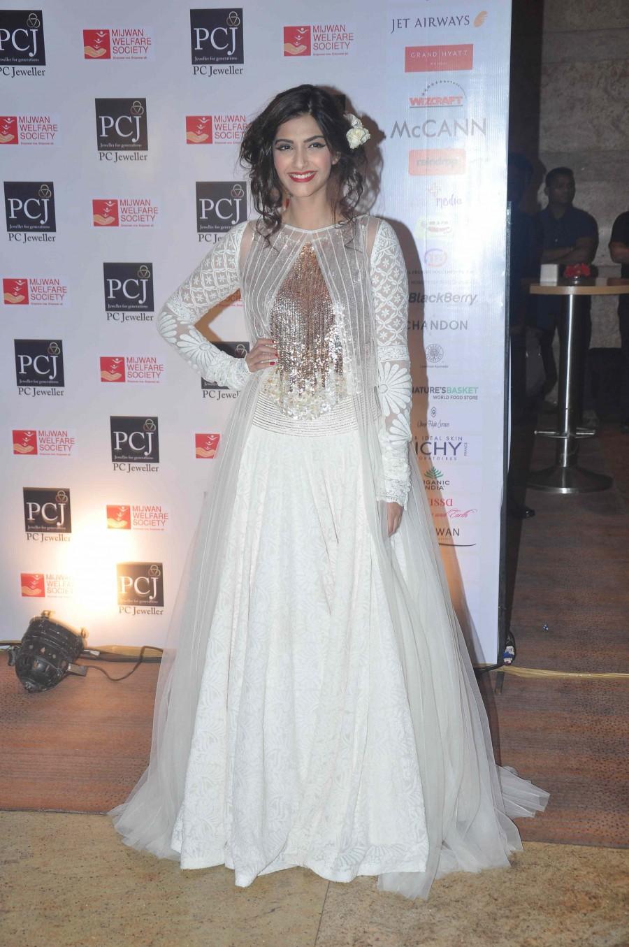 Sonam Kapoor Mijwan 2015,Sonam Kapoor,Sonakshi Sinha,abhishek bachchan,Amitabh Bachchan,shabana azmi,manish malhotra,fashion show,photos