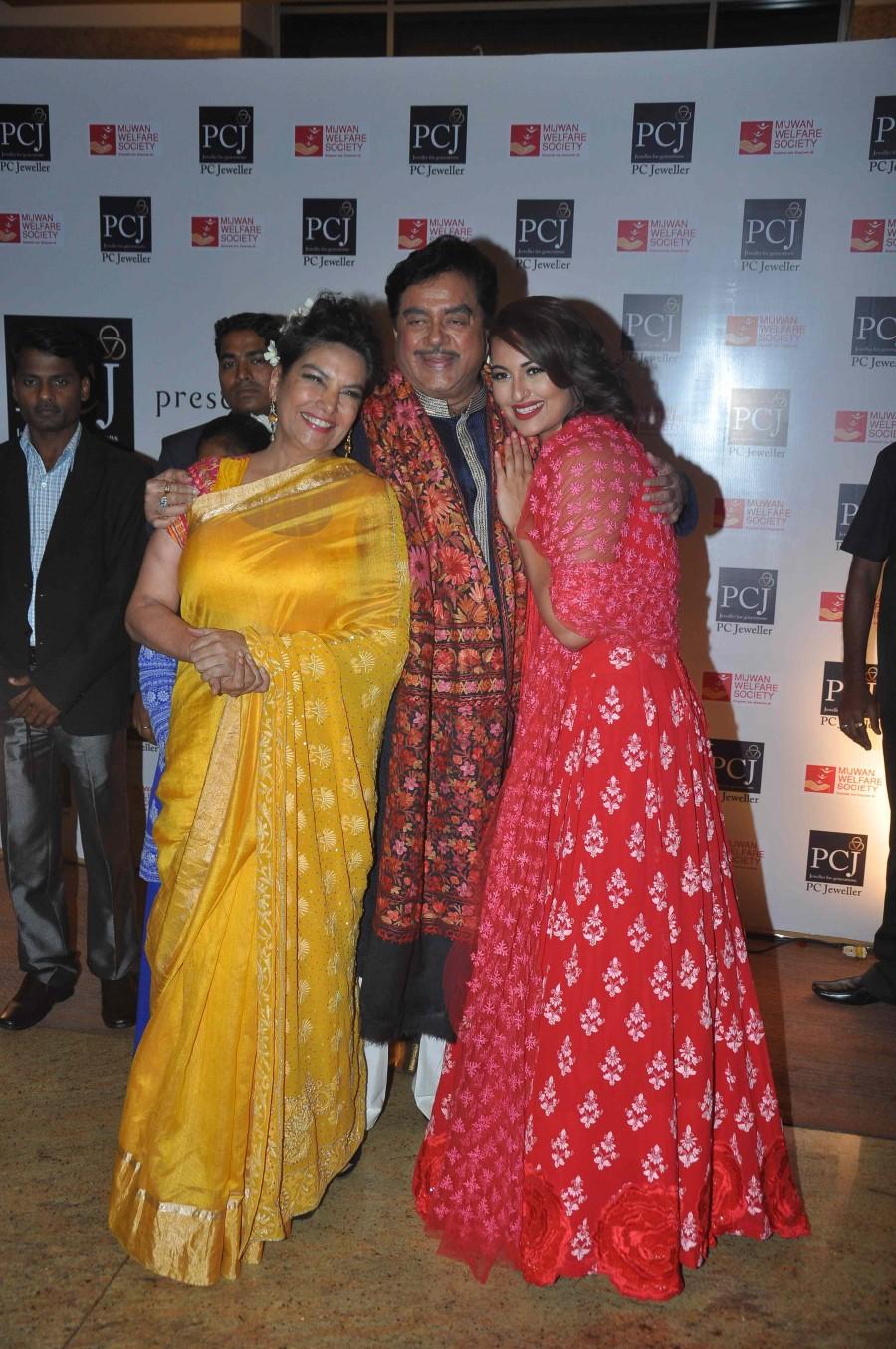 Shatrughan Sinha, Sonakshi, Shabana Azmi Mijwan 2015,Sonam Kapoor,Sonakshi Sinha,abhishek bachchan,Amitabh Bachchan,shabana azmi,manish malhotra,fashion show,photos