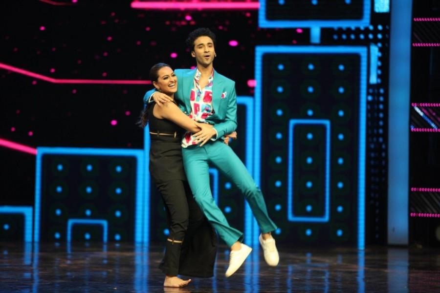 Bollywood actress Sonakshi Sinha sizzles on Dance Plus 2 stage with super judge Remo D'Souza to promote Akira. Sonakshi Sinha,Sonakshi Sinha on Dance Plus 2 stage,Sonakshi Sinha on Dance Plus 2,Dance Plus 2 stage,Akira,Akira promotion,Akira movie promotions,Remo D'Souza,Sonakshi Sinha sizzles,Sonakshi Sinha pics,Sonakshi Sinha images,Sonakshi Sinha photos