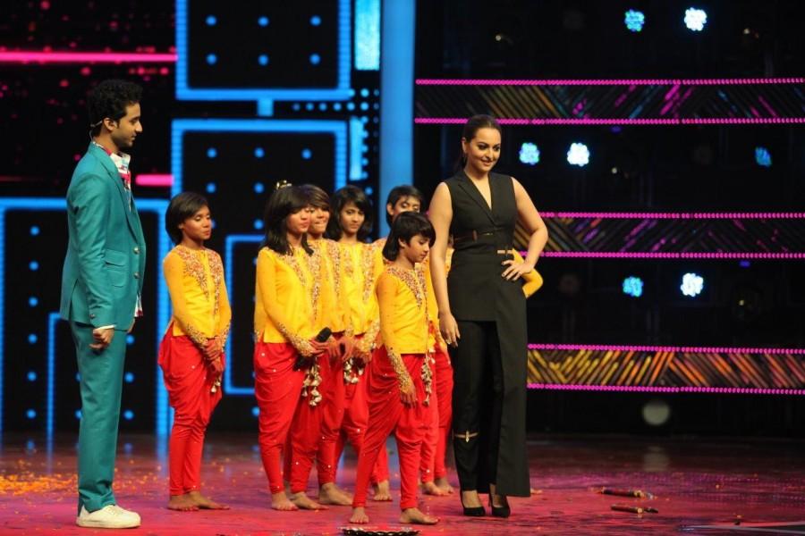 Bollywood actress Sonakshi Sinha sizzles on Dance Plus 2 stage with super judge Remo D'Souza to promote Akira. Sonakshi Sinha,Sonakshi Sinha on Dance Plus 2 stage,Sonakshi Sinha on Dance Plus 2,Dance Plus 2 stage,Akira,Akira promotion,Akira movie promotions,Remo D'Souza,Sonakshi Sinha sizzles,Sonakshi Sinha pics,Sonakshi Sinha images,Sonakshi Sinha photos