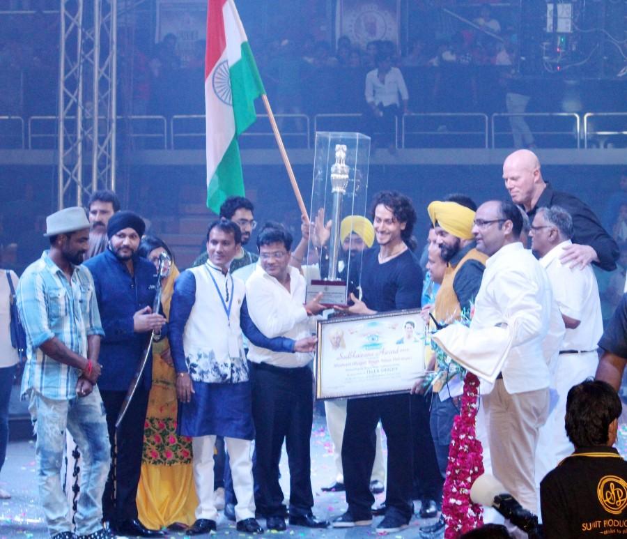 Bollywood's first SIKH superhero, Tiger Shroff along with star cast of his upcoming film 'A FLYING JATT' including Jacqueline Fernandez, Remo Dsouza and Hollywood Actor Nathan Jones, came to Delhi to pay tributes to the biggest superhero of this nation, Shaheed-E-Azam Bhagat Singh at 'SADBHAWNA DIWAS-2016' in Yamuna Sports Complex Commonwealth stadium in Delhi amidst a huge live audience of Delhi. A Flying Jatt,A Flying Jatt team,SADBHAWNA DIWAS-2016,Tiger Shroff,SIKH superhero,Jacqueline Fernandez,Remo Dsouza,Nathan Jones,Shaheed-E-Azam Bhagat Singh,Yamuna Sports Complex