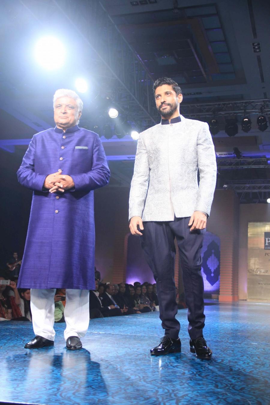Farhan Akhtar with father Javed Mijwan 2015,Sonam Kapoor,Sonakshi Sinha,abhishek bachchan,Amitabh Bachchan,shabana azmi,manish malhotra,fashion show,photos