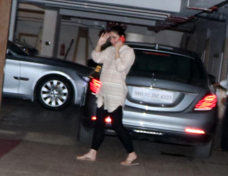 Bollywood actress Kareena Kapoor Khan flaunts her baby bump. Kareena Kapoor Khan,Kareena Kapoor Khan baby bump,Kareena Kapoor baby bump,baby bump,baby bump of Kareena Kapoor Khan,baby bump of Kareena Kapoor,Kareena Kapoor,Kareena Kapoor pics,Kareena Kapoor images,Kareena Kapoor photos,Kareena Kapoor stills,Kareena