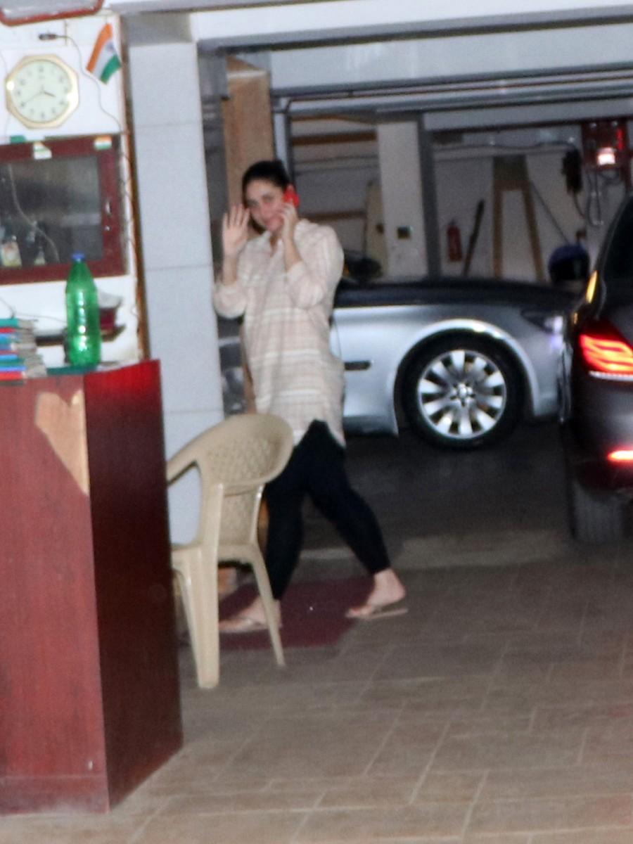 Bollywood actress Kareena Kapoor Khan flaunts her baby bump. Kareena Kapoor Khan,Kareena Kapoor Khan baby bump,Kareena Kapoor baby bump,baby bump,baby bump of Kareena Kapoor Khan,baby bump of Kareena Kapoor,Kareena Kapoor,Kareena Kapoor pics,Kareena Kapoor images,Kareena Kapoor photos,Kareena Kapoor stills,Kareena